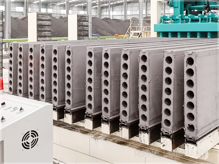 1596422236160330.jpg 改性石膏隔墻板自動(dòng)生產(chǎn)設(shè)備