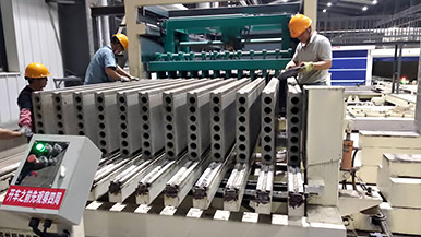 大規(guī)劃生產(chǎn)輕質(zhì)混凝土隔墻板選用瑪納專業(yè)隔墻板設(shè)備 大規(guī)劃生產(chǎn)輕質(zhì)混凝土隔墻板選用瑪納專業(yè)隔墻板設(shè)備